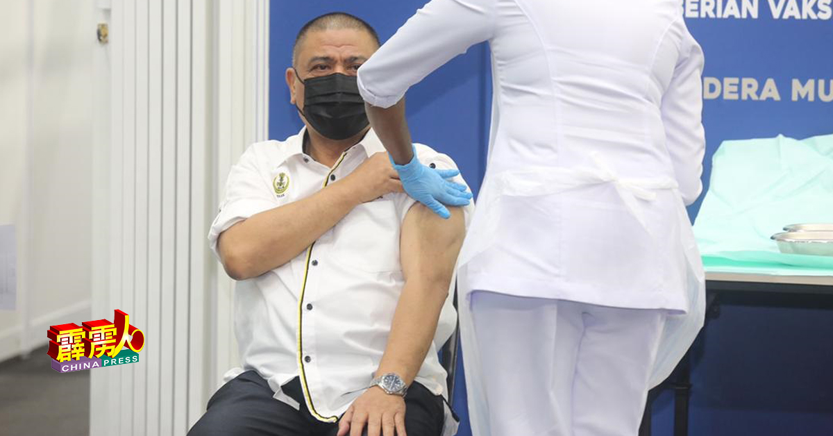 霹州大臣拿督沙拉尼接种疫苗，成为霹州内接种疫苗第一人。
