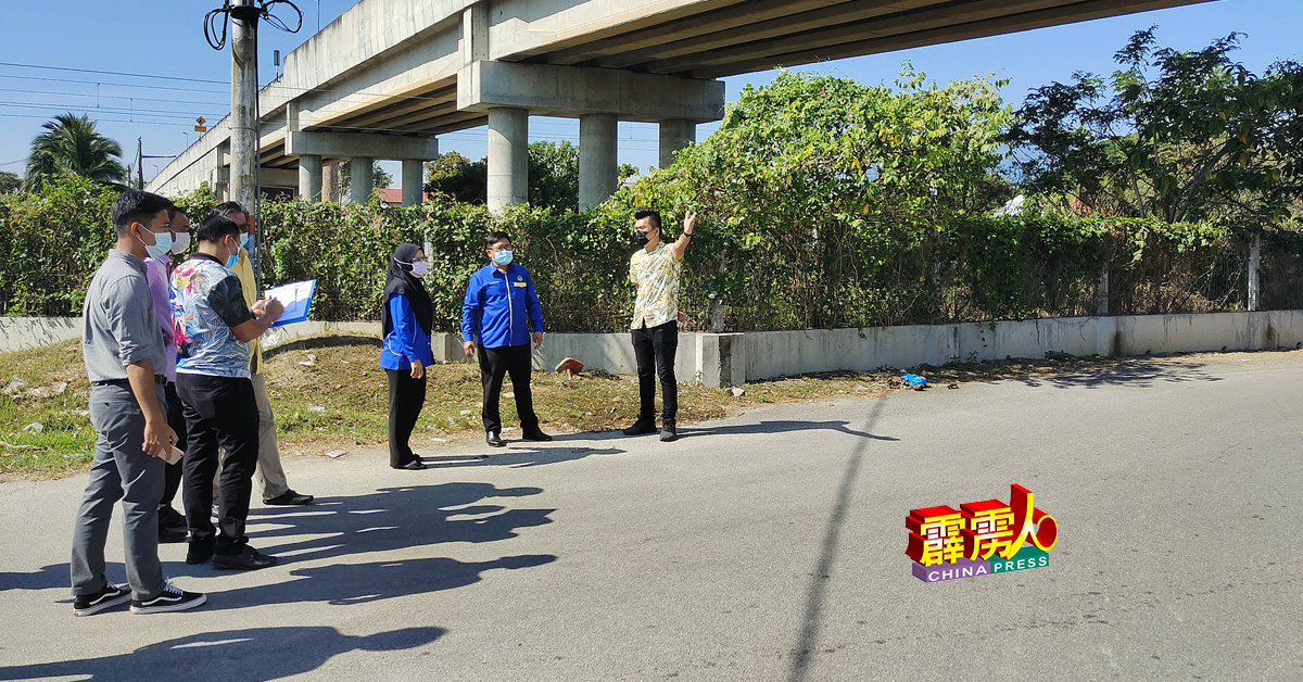 邓洧康（右起）、蔡长华向市议会官员建议在晋安宫通往两广义山的天桥底下，增设路礅，减缓车速。