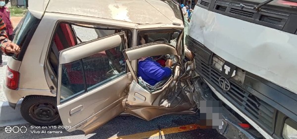意外发生后，造成一名巫裔女司机受困车内。
