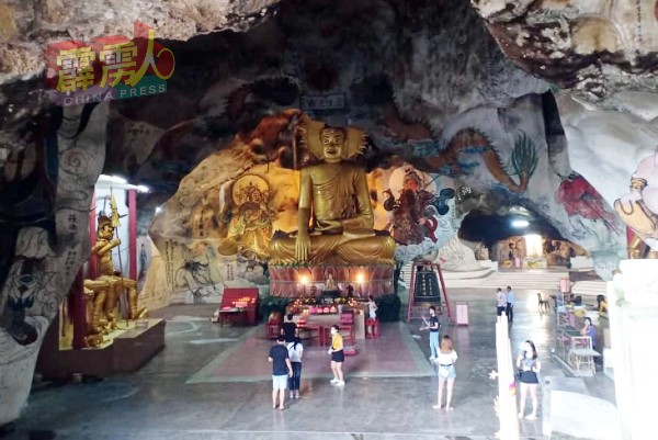八景之一的“华藏世界”大殿供奉42呎高的释迦牟尼佛。