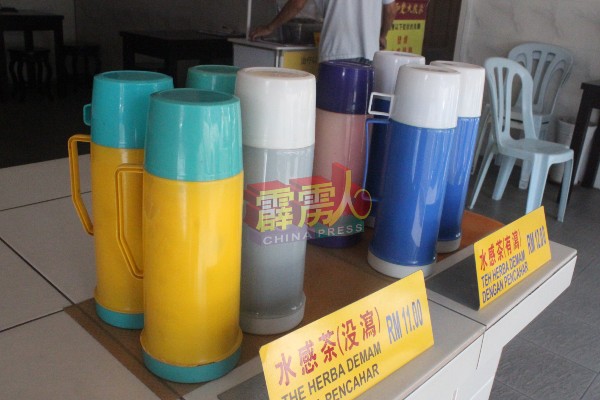 大热天，不少民众会到凉茶铺购买水感茶解暑。