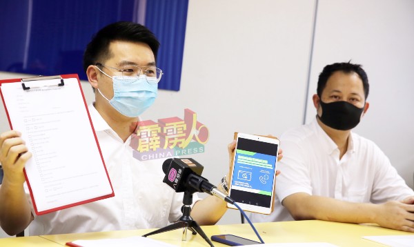 刘国南（左起）及胡永勤指出，为避免接种疫苗登记时，因网站发生故障引起耽误，他们也准备了手写表格让民众事先填写。