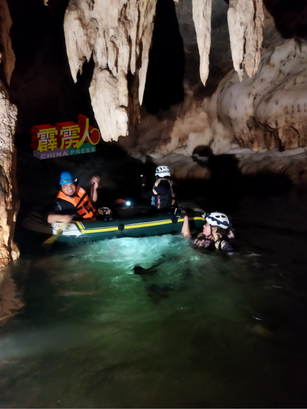 湖水清澈，还可在洞里划船，相信目前大马半岛被发现的首个可划船的洞湖。