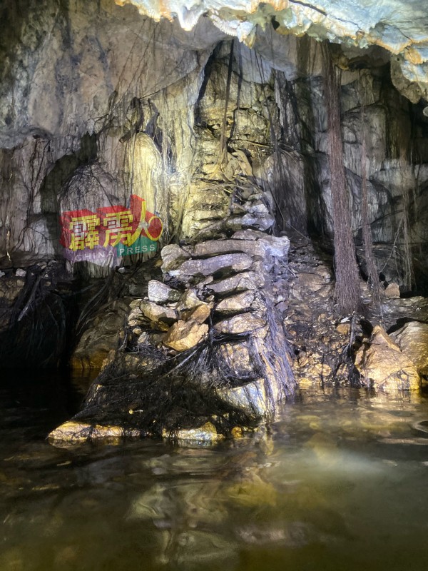 洞内北面尚有一个石梯，可让洞外人进入穿越此洞穴。