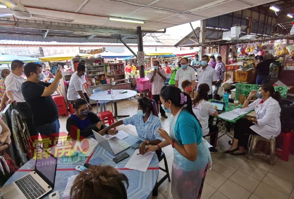 在斗华巴剎举行的登记接种疫苗流动服务，获得民众响应。