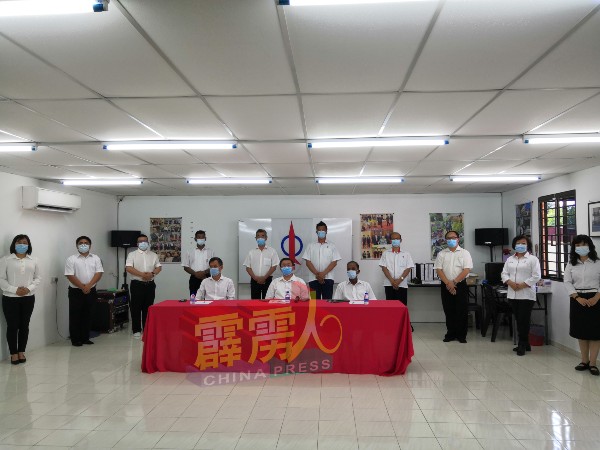 古拉（坐者右起）、苏建祥及廖泰义，宣布共有15人在来临的霹雳州党选中竞选中委职。