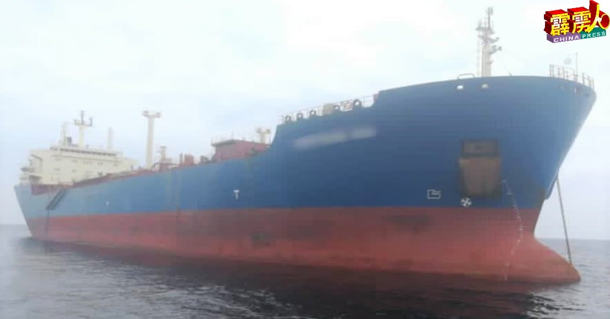 1艘在利比里亚注册的油槽船，因违规停泊在半路屿海域，遭海事执法机构扣查。