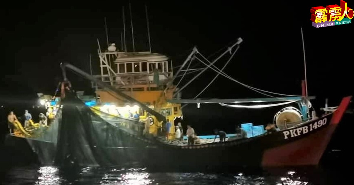 2艘本地深海渔船在5海里内违规捕获，遭扣押！