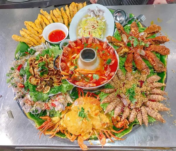 双武隆渔村海洋海鲜餐馆推出的“海鲜大拼盘”，深受食客欢迎。