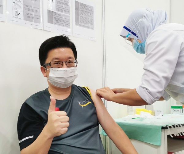 周锦欢指出，接种新冠肺炎疫苗后，身体没有感到不适，仅手臂处有少许麻痺。