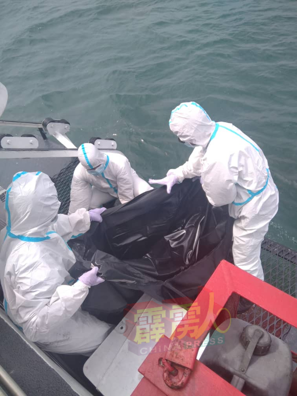 搜救人员获通知发现失踪者尸体后，将尸体打捞上船，准备运回码头。
