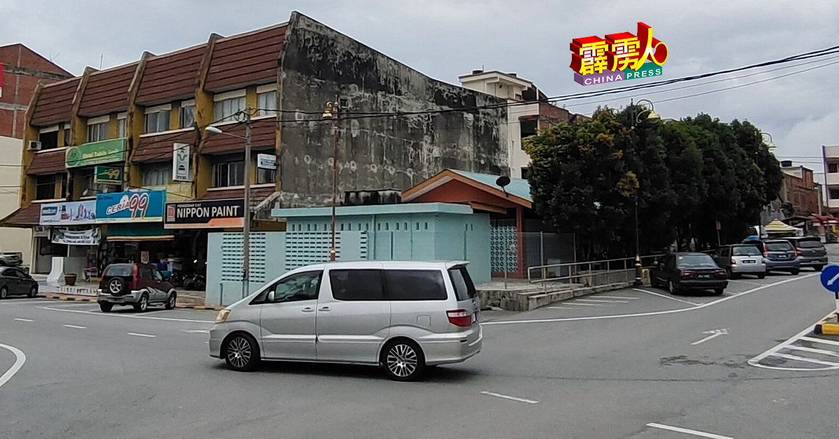 宜力大街猪肉摊（浅蓝色建筑）被令在4月15日后，必须搬迁至峇都鲁亚非清真公市营业。
