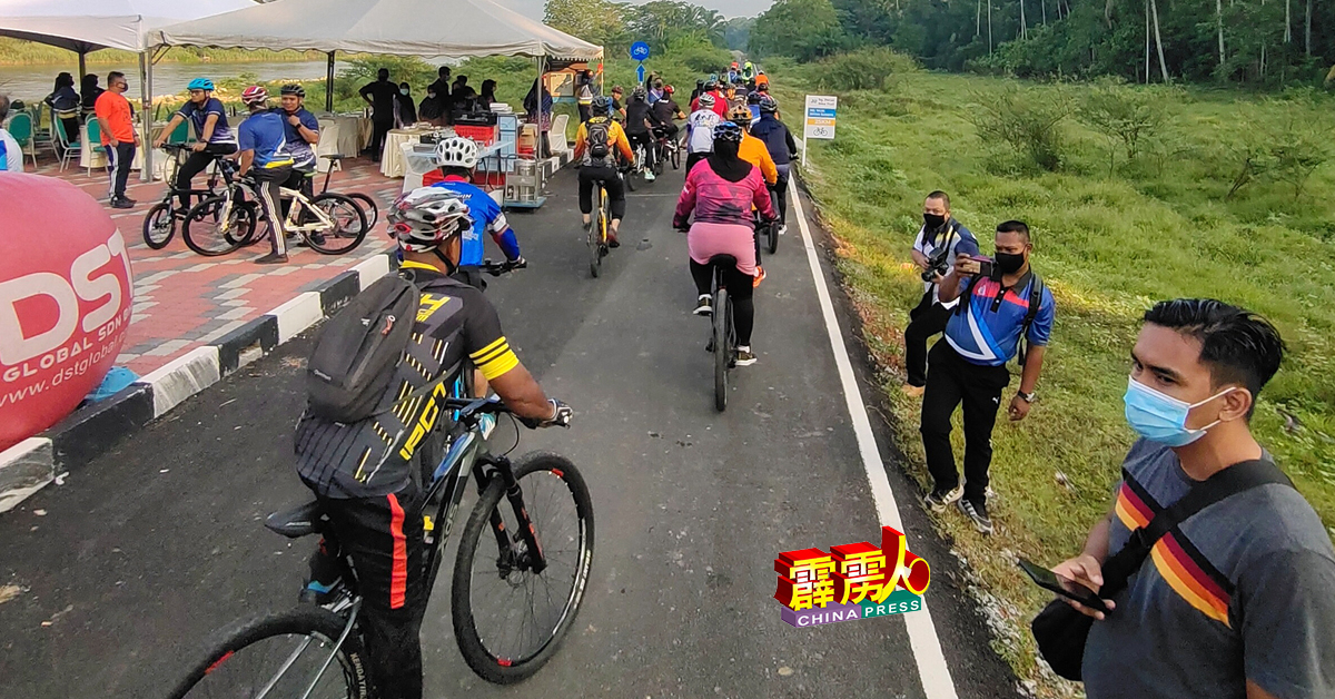 “参与亲善骑行”活动脚车队，于週六上午浩浩荡荡，从维多利亚火车桥底的脚车道出发。