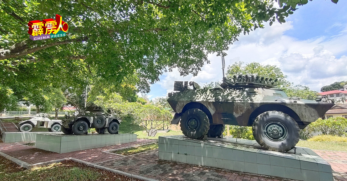 戴姆勒装甲车与秃鹰装甲车，就摆在江沙武吉占丹卡苏丽那酒占前展示。