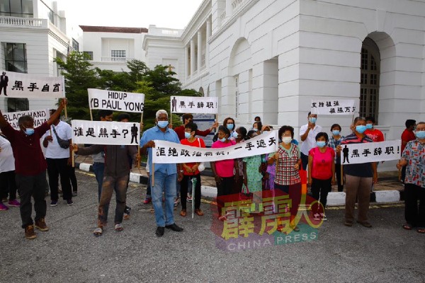 大批支持者在怡保高庭声援杨祖强。