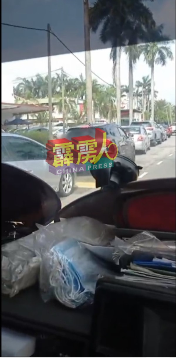根据市民拍摄的视频，怡保一家私人检验室外泊满轿车。