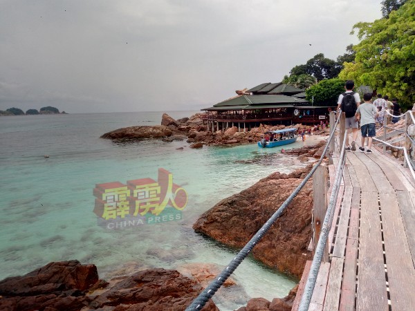 海水清澈的热浪岛是目前市民喜爱选择出游的其中一个景点区。