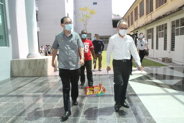 马汉顺（左）出席怡保育才国民型华文中学董事会举办＂已故郑少如老师画作捐赠仪式＂。