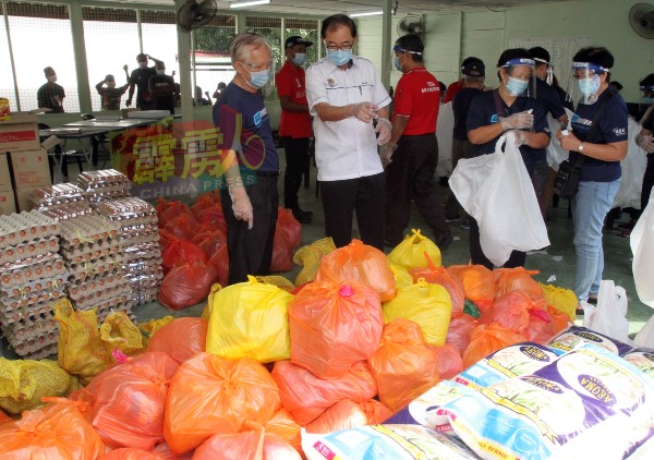 霹雳琼桥善后社出动9辆车子，运来108份生活援助品，送给当地贫苦居民。