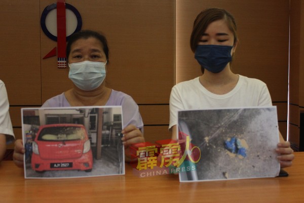 杨碧云（左）及周佳薇（右）指住家中的轿车遭人丢漆油弹，地面上还留下1个相信是盛漆用的塑料袋。