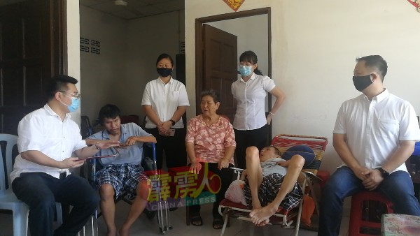 刘国南（左）等人向赵金霞了解家中情况。