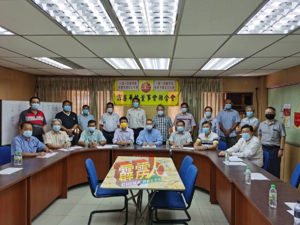 李官仁（前排右4）宣布选出霹雳董联新届理事。
