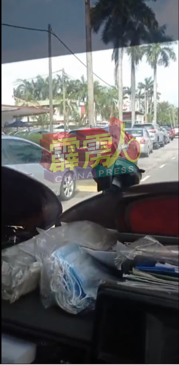 《中国报》早前曾报导，根据市民拍摄的视频，怡保一家私人检验室外泊满轿车。（档案照）