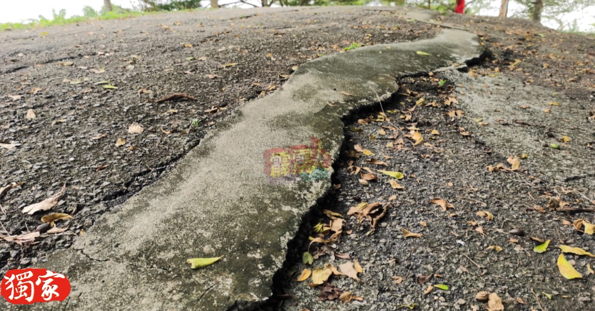 格尼市休閒公园斜坡出现地陷且多年失修，道路表面凹凸不平。