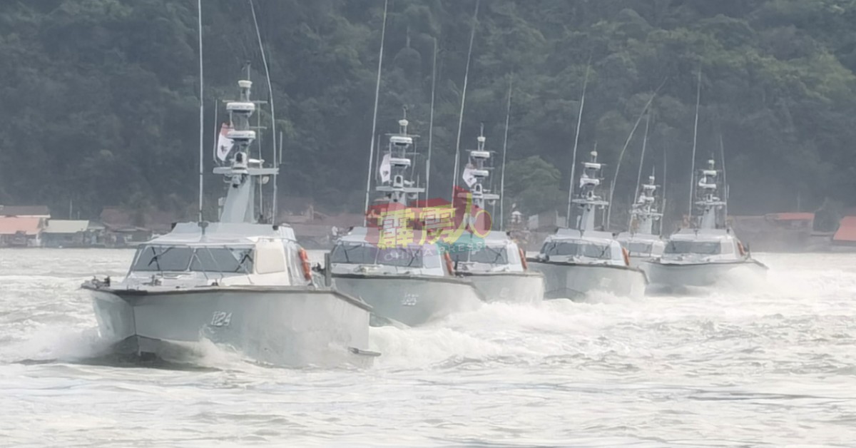 ： 6新型快速拦截艇演习，展示防卫和驱逐功能。