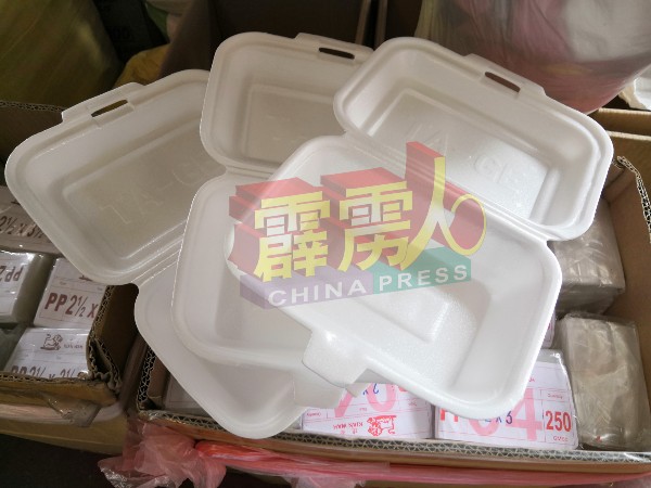 有者披露，过往打包或外卖使用的塑料饭盒和保丽龙饭盒，售出的比例为50%比50%，而在行动管制令时，塑料饭盒售出的巴仙率高达95%。