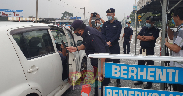霹州警方将州内原有的27个路障增至58个，警力也从原有的313人，增至933人。（档案照）