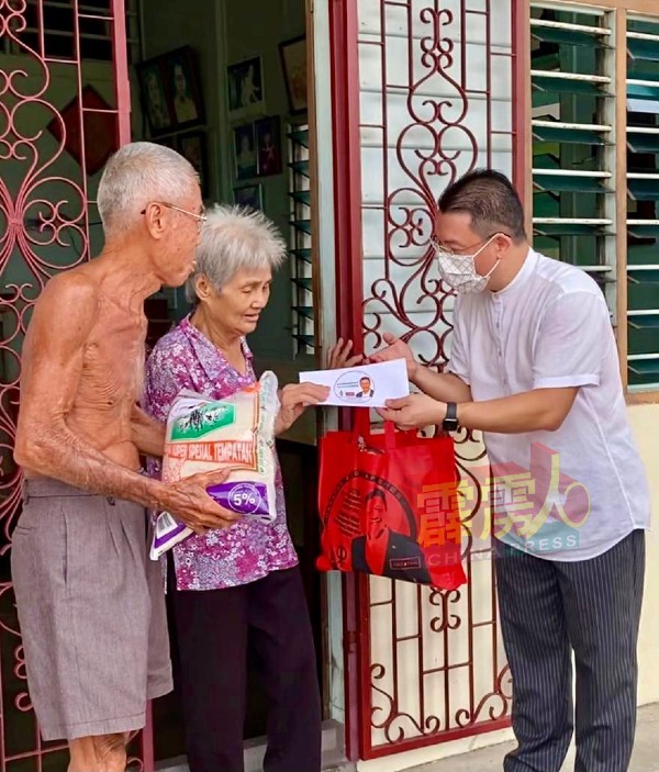 倪可敏走访选区，捐助日常用品及红包给予年迈的华裔夫妇。