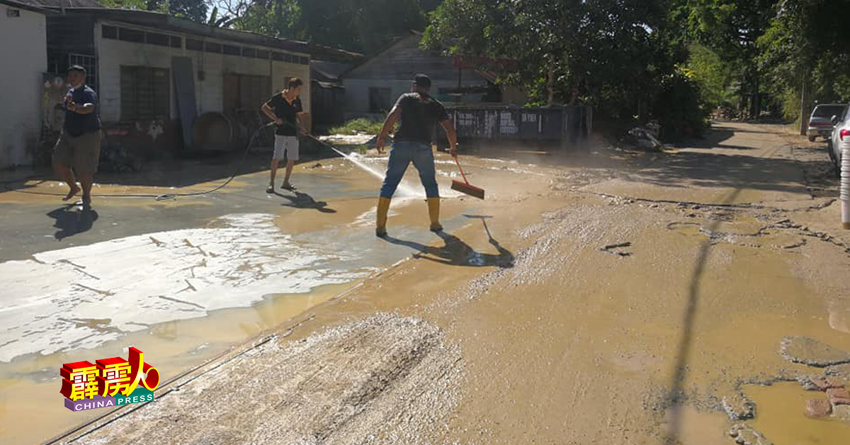 一些居民待水位退去后，上午才清洗家园。（取自和丰鸡婆区）