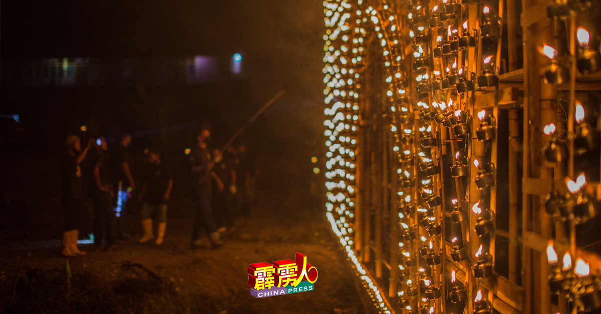 竹棚架挂满2000个土油灯，气势十足。