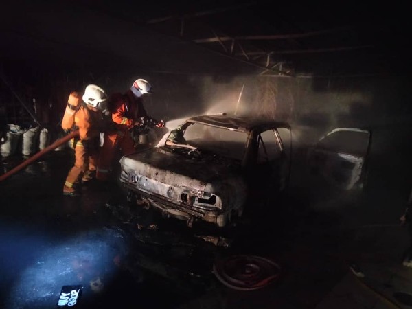半港消拯员正致力扑灭轿车的大火。