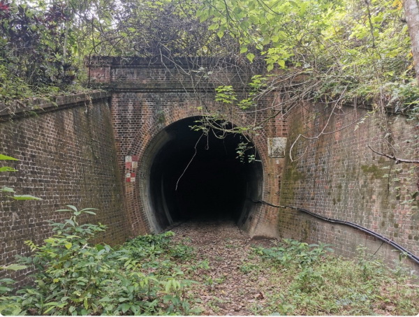 隧道4犹如一座红砖城堡，惟地面不见铁轨。