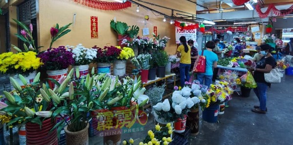怡保中央公市的花摊陆续有顾客上门选购花卉，为花摊业者带来生意。