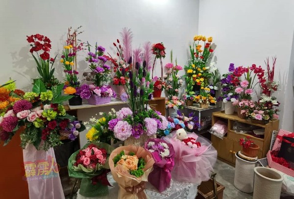 随着复苏式管制令落实后，花店业者的生意也见好转，各类花卉获市民选购。