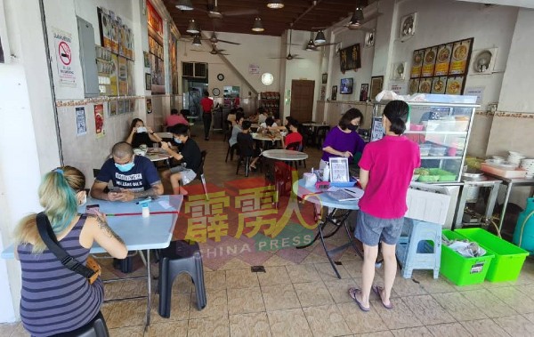 市内部分著名茶餐室在劳动节假期这一天，也迎来不少食客，生意比往日增加逾40%。