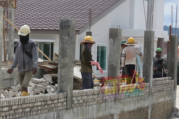 建筑原料涨价导致工程成本水涨船高，如情况继续下去，恐临亏损开工的问题。 （档案照）