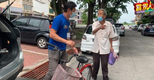 骑逾1小时脚踏车接种疫苗老翁   获马华志工送回家
