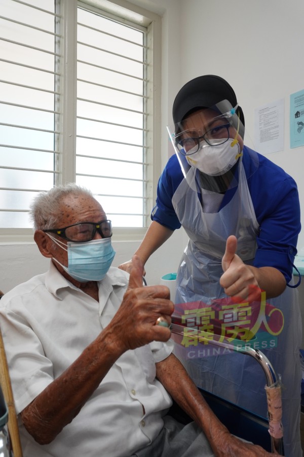 张子迪完成疫苗接种后，与医护人员竖起拇指，强调一切没问题。