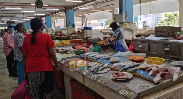 怡保中央公市的鱼摊周一并未出现抢购人潮，至中午时分尚有鲜鱼待售。