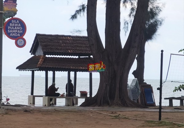 仍有民众在直落峇迪海滩野餐。
