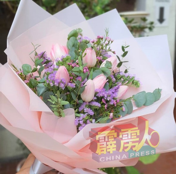 花店业指随着潮流韩风的趋势，花束配色偏向淡雅粉嫩系列。