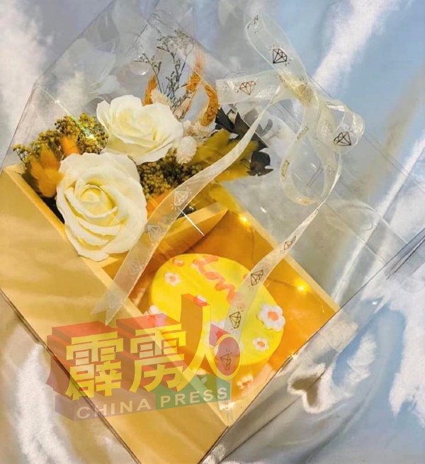 花卉配搭不同口味蛋糕的花礼盒，需预先订购哦！