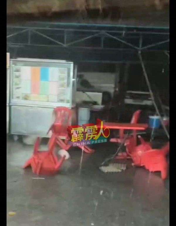 班台美香露天小贩中心的桌椅也被大风刮得凌乱散落在地面。