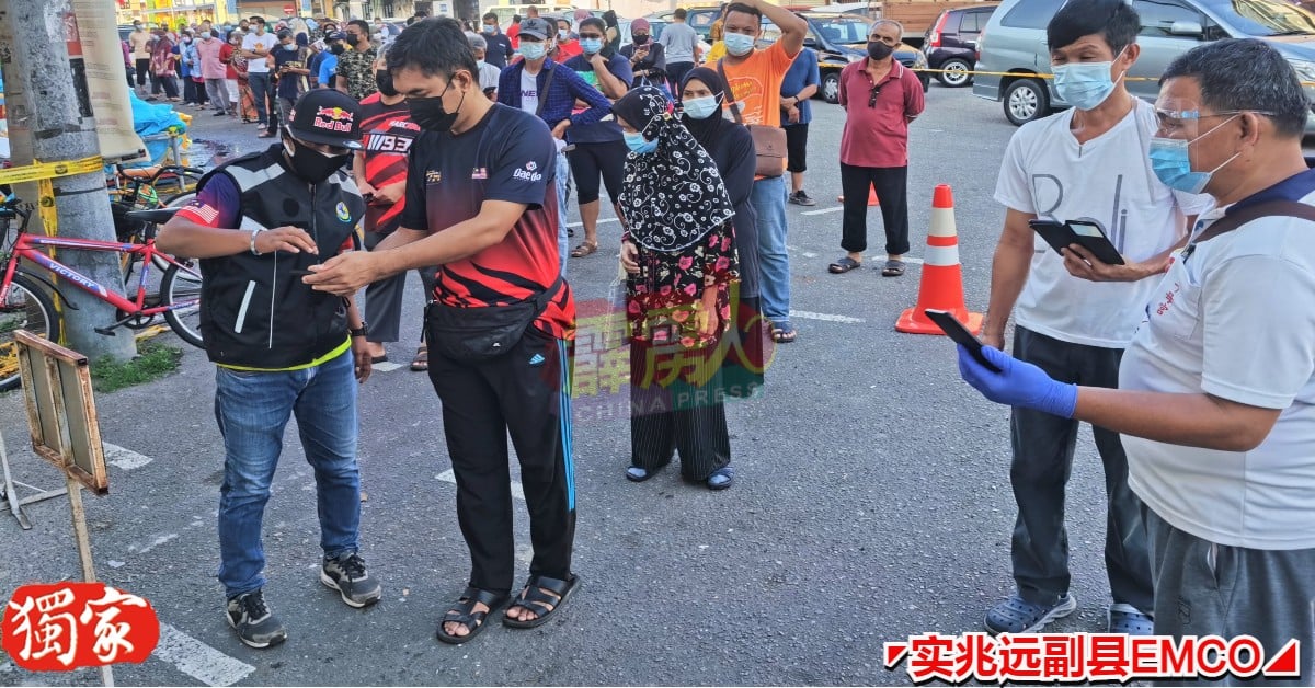 实兆远巴刹虽出现人龙，但民众均耐心地排队，扫码MySejahtera 后再进入巴刹。