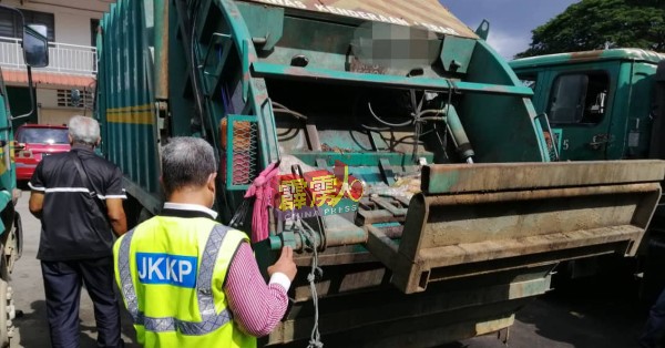 霹雳州职业安全及卫生局职员，调查涉及夺走人命的垃圾车。
