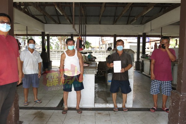 肉贩胡昌寿(右2)被开罚单，图中其他人士都是该巴刹的肉贩。